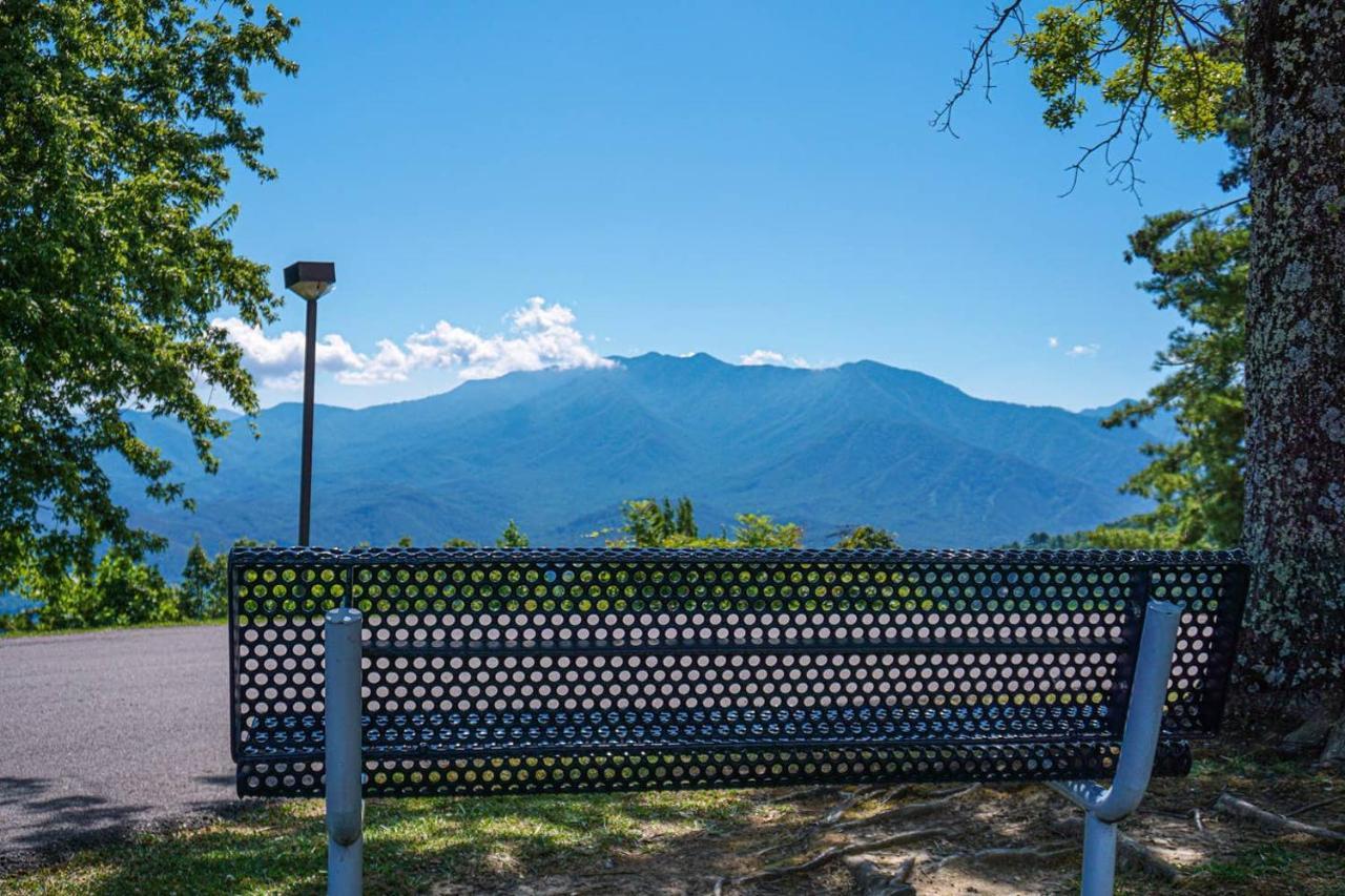 Sky High Views!!-Peak Mountaintop-Outdoor Pool-Close To Downtown-Private Balcony-Wifi-Cable Gatlinburg Eksteriør billede