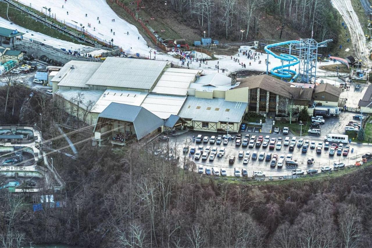 Sky High Views!!-Peak Mountaintop-Outdoor Pool-Close To Downtown-Private Balcony-Wifi-Cable Gatlinburg Eksteriør billede