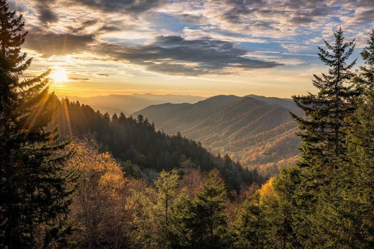 Sky High Views!!-Peak Mountaintop-Outdoor Pool-Close To Downtown-Private Balcony-Wifi-Cable Gatlinburg Eksteriør billede