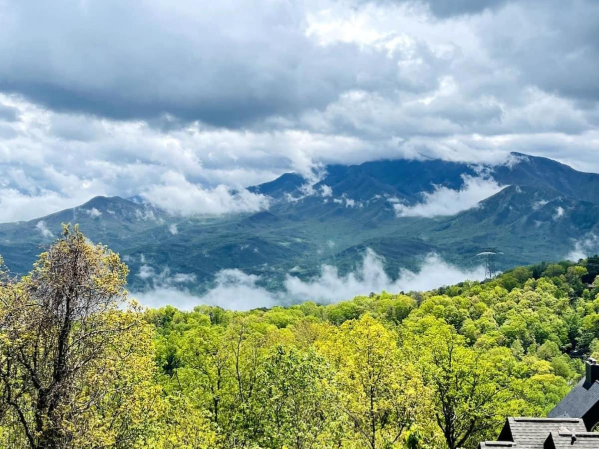 Sky High Views!!-Peak Mountaintop-Outdoor Pool-Close To Downtown-Private Balcony-Wifi-Cable Gatlinburg Eksteriør billede