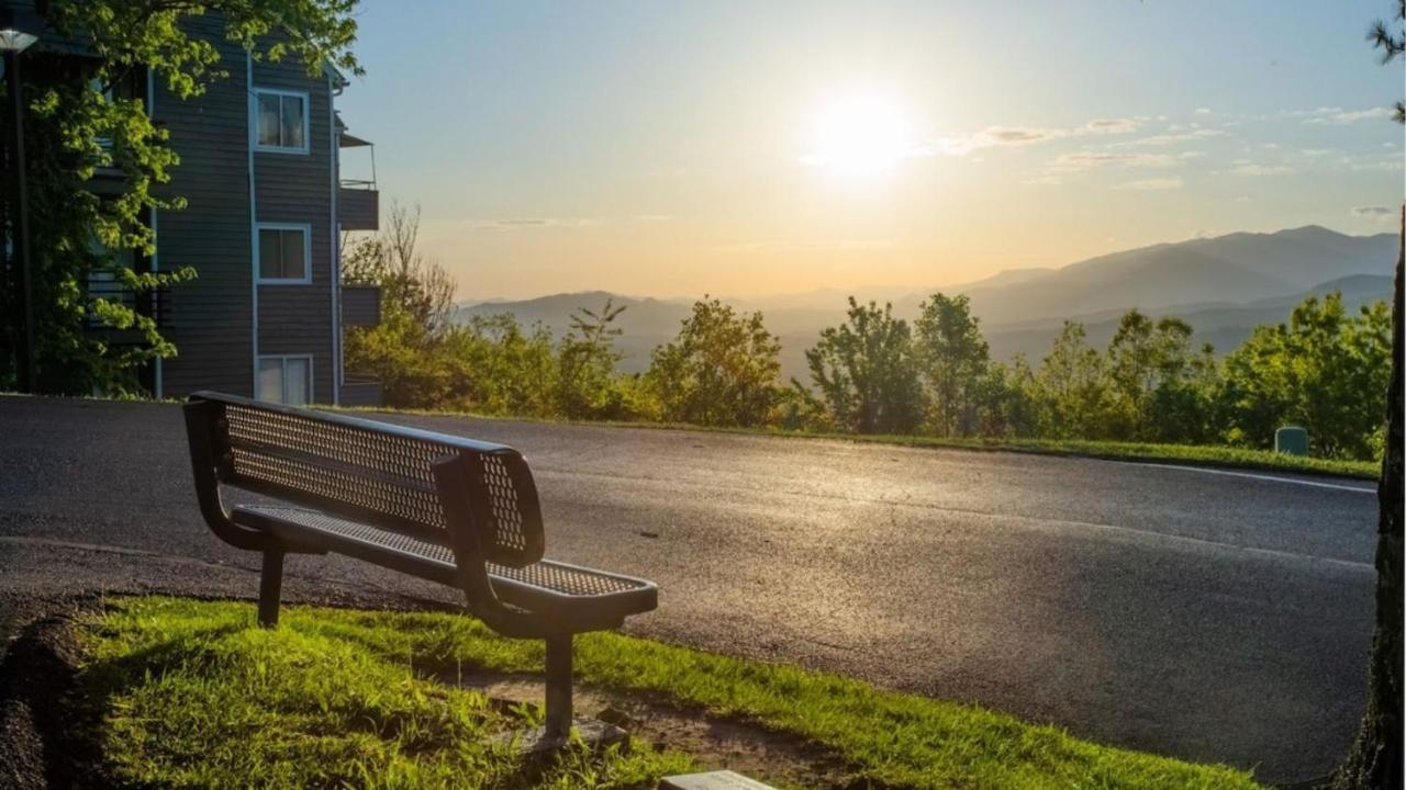 Sky High Views!!-Peak Mountaintop-Outdoor Pool-Close To Downtown-Private Balcony-Wifi-Cable Gatlinburg Eksteriør billede
